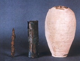 La pile électrique du Musée de Bagdad: 
une tige de fer, un tube de cuivre, un pot en terre cuite, 
et du jus de citron.