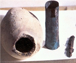 Détails de la pile de Bagdad: 
remarquez l'échancrure sur le haut du tube de cuivre 
qui permet de laisser passer l'électrolyte.